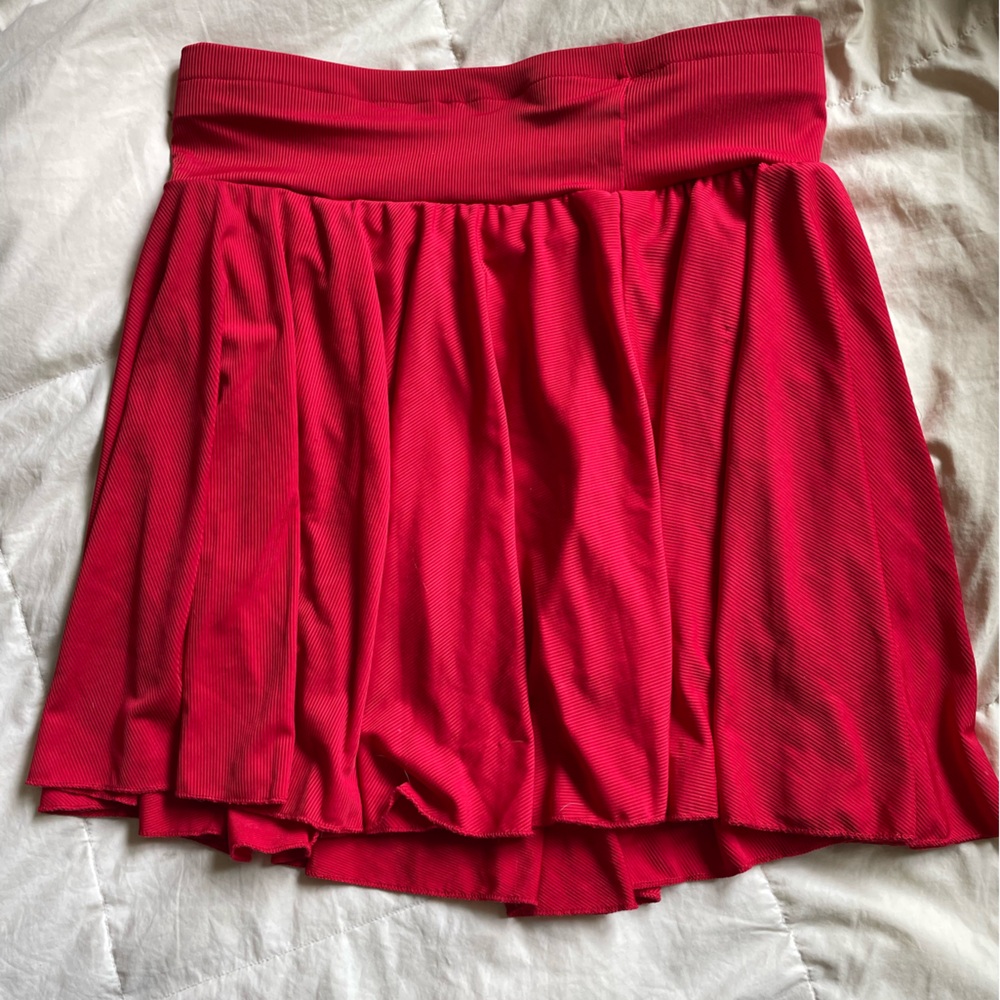 Pleated tennis skirt in Red.